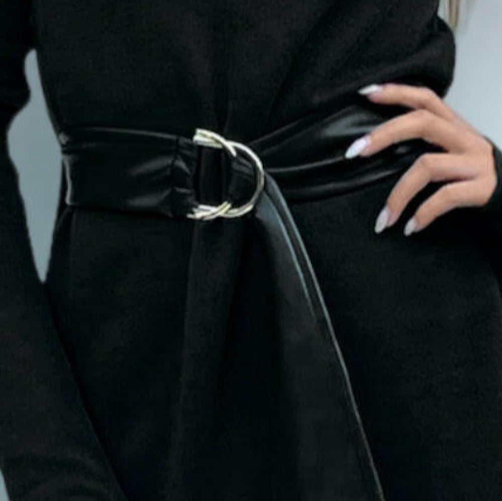 Maglia Collo Alto Spacchi Nera.